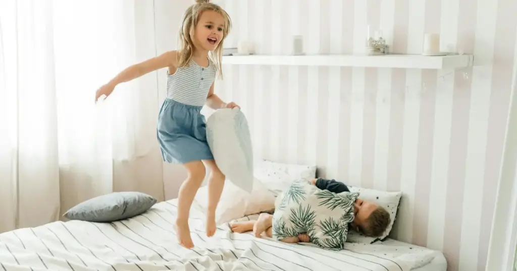 Sarang Bakteri hingga Cedera, Ini Bahaya Anak Lompat di Kasur!