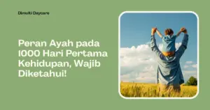 seorang ayah dan anak nya sedang bermain di padang rumput yang hijau kekuningan lalu di sebelahnya ada judul artikel peran ayah pada 1000 hari pertama kehidupan wajib diketahui
